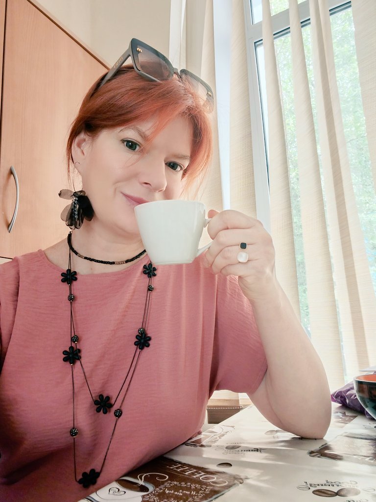 Нальешь себе ароматного кофе, сделаешь глоточек, закроешь глаза... И подумаешь... Как же шампанского хочется 🍾☕