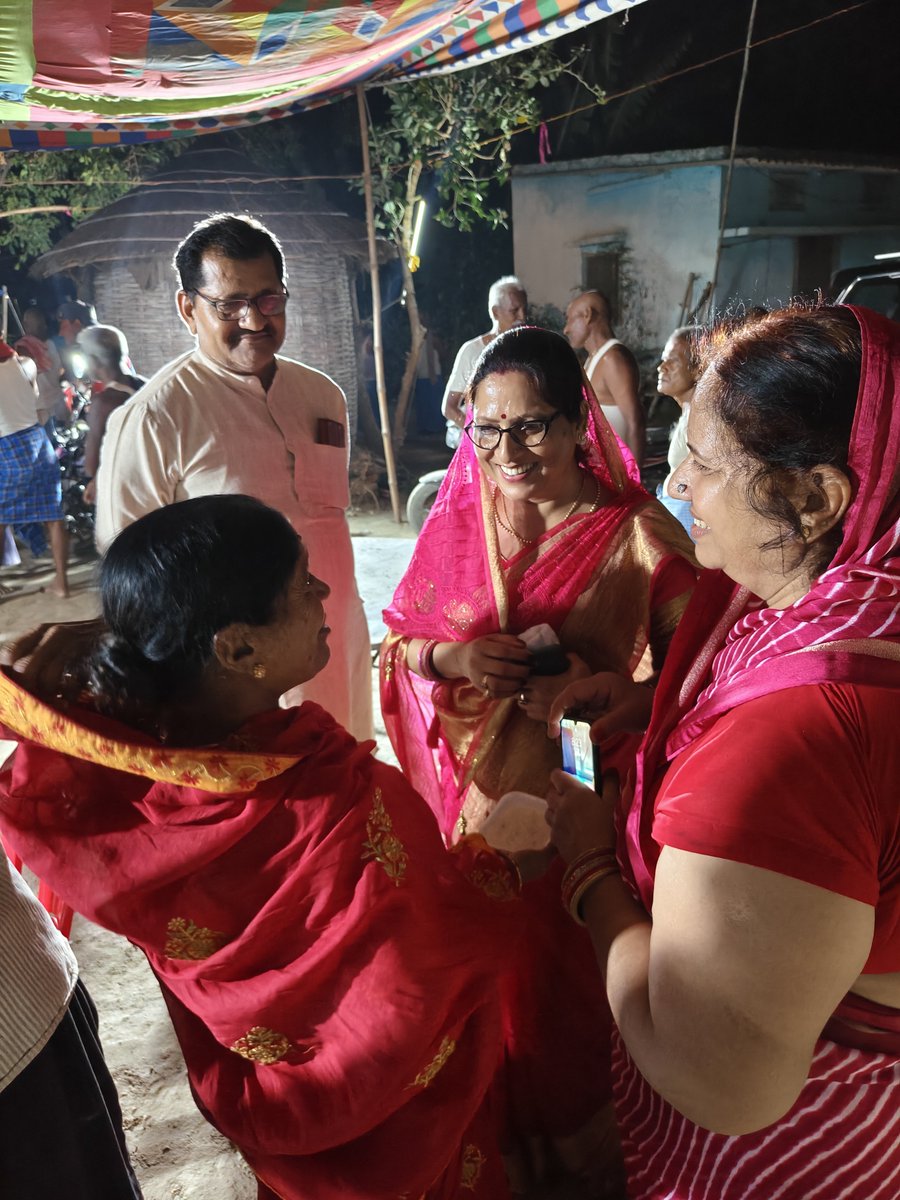gitakumarirjd's tweet photo. अपने ग्रामीण फतेहाबाद निवासी श्री दिनेश्वर सिंह जी के पौत्र के जन्मदिन के अवसर पर आयोजित हनुमान आराधना में शामिल हुई।
#gitasinghrjd #gitakumari #sahebganjvidhansabha #RJD #TejashwiYadav #nextcmofbihar https://t.co/72igDkAyrU