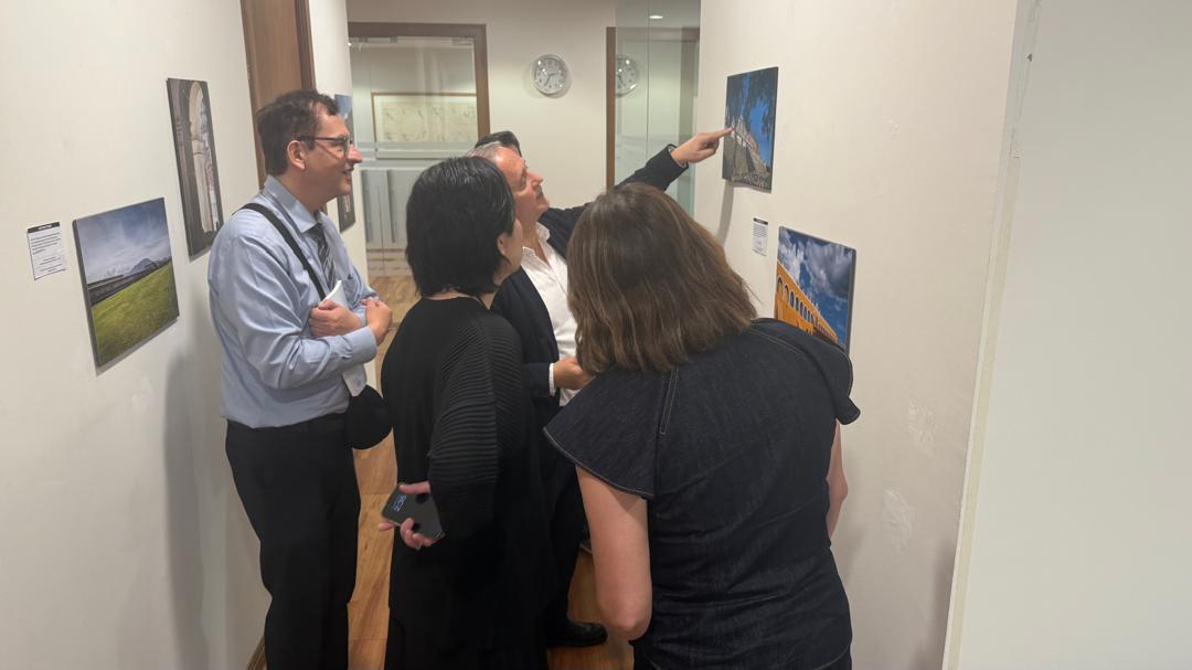 EmbaMexMls's tweet image. Embamex Malasia se reunió con Mr. Andrew Yap &amp;amp; Mrs.  Jacqueline Ng de @BookXcess tras a su reciente visita a MX y explorar futuras colaboraciones entre México y Malasia
También visitaron la exposición “Miradas presentes,   espacios pasados” del arquitecto mexicano Juan Albert.