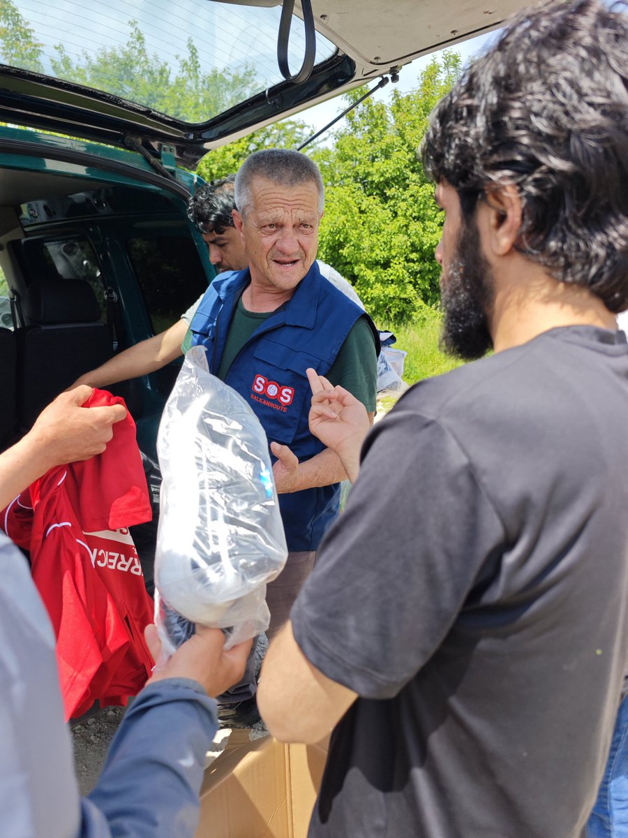 Versorgung nach Pushbacks ❤️

Nach einem Pushback hat Baba Asim gestern eine afghanische Gruppe im Grenzgebiet versorgt – mit Lebensmitteln, warmer Kleidung und dem Nötigsten zum Überleben. Ihre Gesichter gezeichnet von Erschöpfung, ihre Taschen leer. Doch dank eurer Solidarität