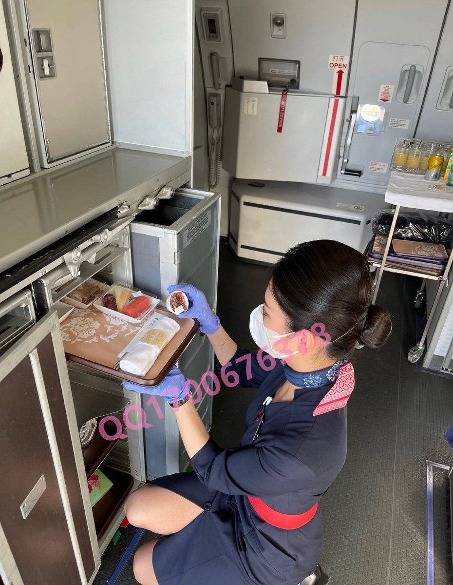 GuyBarney4's tweet photo. 私人订制一双只属于你的航空丝袜，要不要？