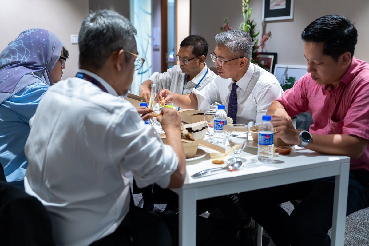 tzafrul_aziz's tweet image. Ada port makan baru kat #MATRADE! 🤩 Nak ayam kampung best, boleh try kedai LAUK Ayam Kampung. 🍗

Ada ayam kampung goreng, gulai ayam kampung, kerutuk ayam kampung pun ada! Lauk lain pun ada juga, tapi kalau nama kedai pun dah LAUK Ayam Kampung, mestilah ayam kampung hidangan…