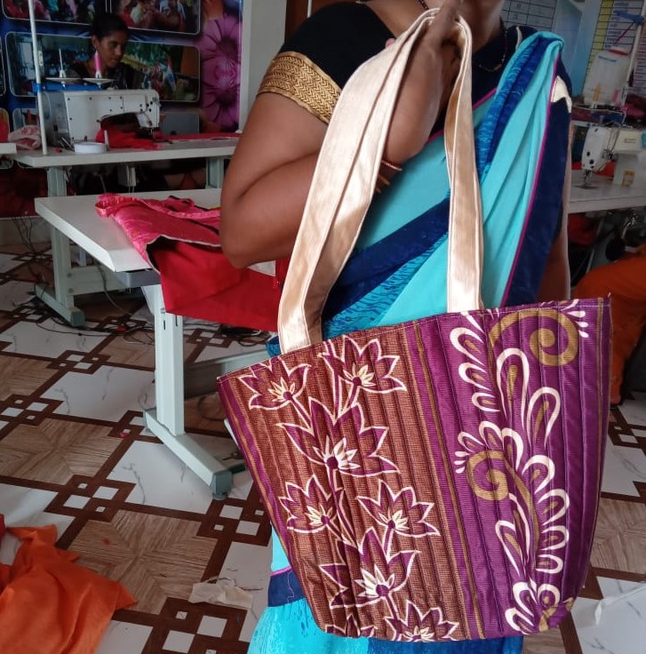 ExploreGhurpur's tweet photo. Embark on an artistic journey in Ghurpur and witness the creation of cloth bags by local artisans.
#tourismvillageghurpur #prayagraj #ruraltourism #uttarpradeshtourism #ruralcraft #jutecraft #ecofriendlypractices #localartisans #incredibleindia #atithidevobhava #upsrlm #nrlm #ams https://t.co/rjfpy4wOO5