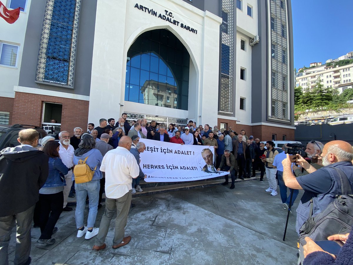Artvin Adliyesi önündeyiz. 

Reşit Kibar için adalet istiyoruz!