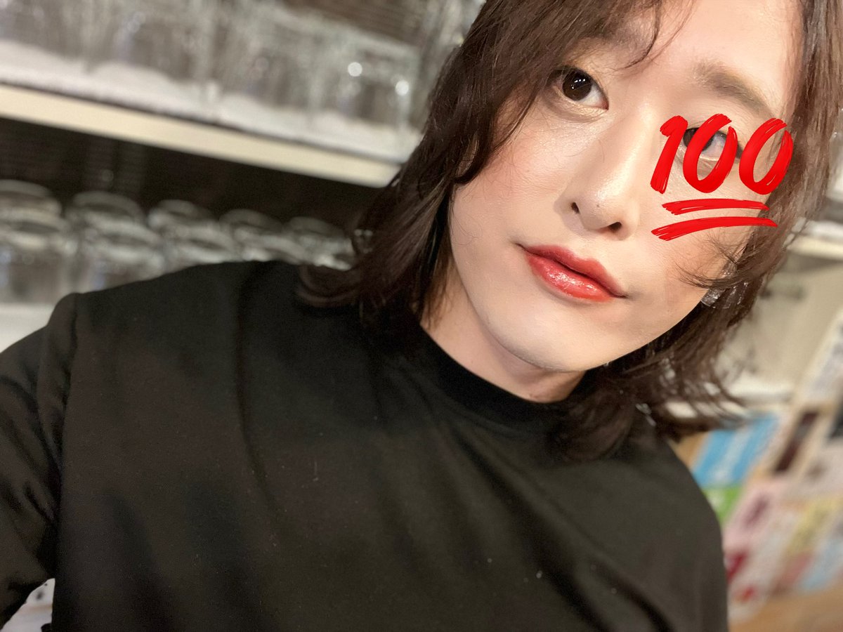 hadashinogay's tweet photo. カサンドラオープンしましたっ
本日は真っ暗コーデで😂
お姉さん的な感じ🎯
本日は
あきこ＆れいでお待ちしておりますっ☺️
#新世界カラオケスナック
#日本酒辛口果実酒
#着物着付けレンタル
#メイクルームロッカールーム https://t.co/Rqzu7cTExD