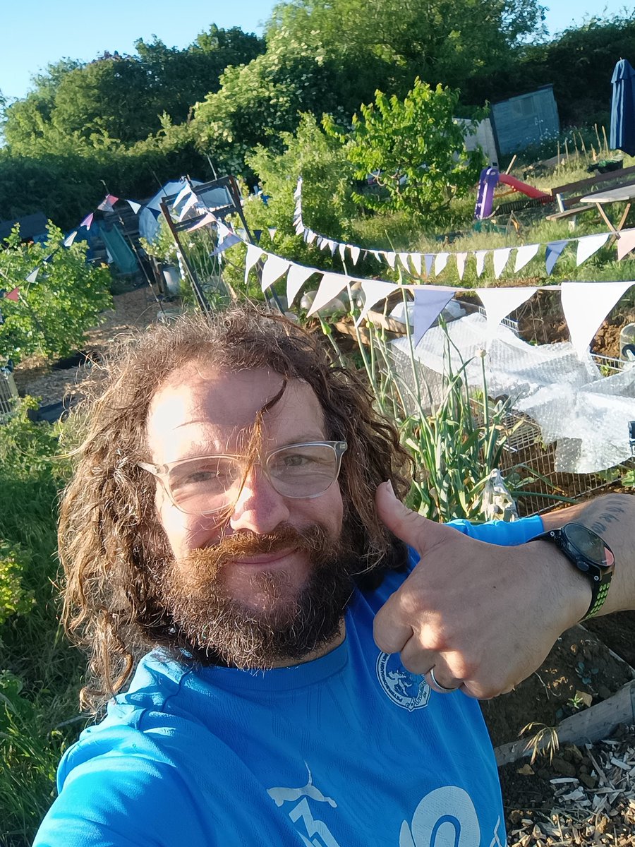 1934rabbit's tweet photo. Quick trip to #dalysonionpatch to get few bits done before work. Off home soon to #DalysLivingRoomGym for a little work out. #StartEveryDayByDoTheRightThings #mentalhealth #fitnessiskey #allotmlife #onions https://t.co/FEOgnc0m4d