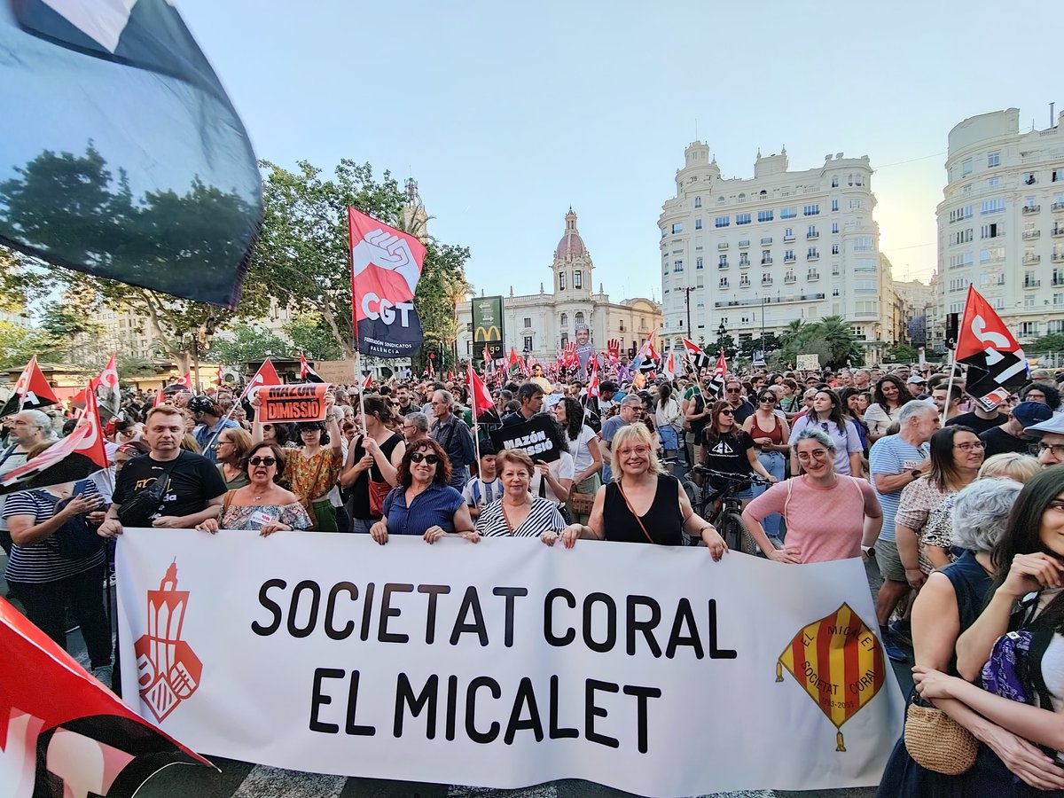 Gemma Pasqual i Escrivà (@gemmapasqual) on Twitter photo València un clam contra Mazón. Orgullosa de <a href="/elmicaletsc/">Societat Coral el Micalet</a> #VagaGeneral29M #MazónDimissió València un clam contra Mazón. Orgullosa de <a href="/elmicaletsc/">Societat Coral el Micalet</a> #VagaGeneral29M #MazónDimissió