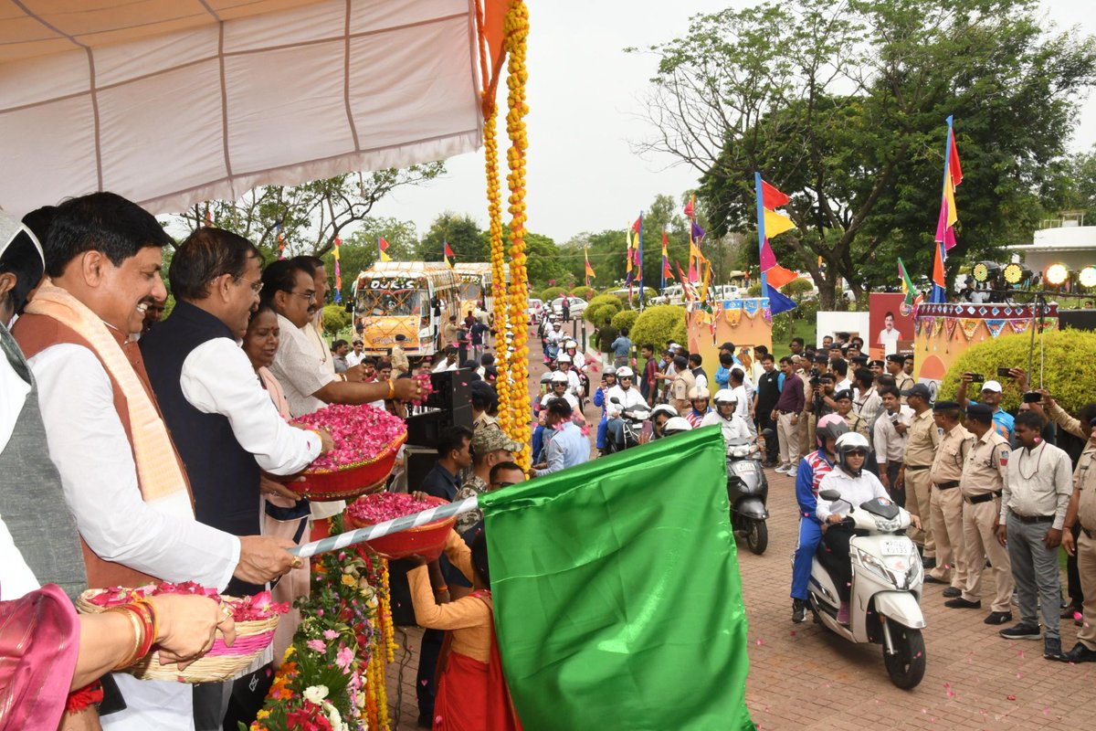 लोकमाता देवी अहिल्याबाई होलकर जी की त्रिशताब्दी जन्म जयंती के उपलक्ष्य में आज भोपाल से शुरु हो रही 'अहिल्या वाहिनी' प्रदेशव्यापी महिला बाइक रैली को मुख्यमंत्री <a href="/DrMohanYadav51/">Dr Mohan Yadav</a> जी के साथ हरी झंडी दिखाकर रवाना किया एवं बाइकर्स पर पुष्पवर्षा कर अभिनंदन किया। #AhilyaBaiHolkarAt300
