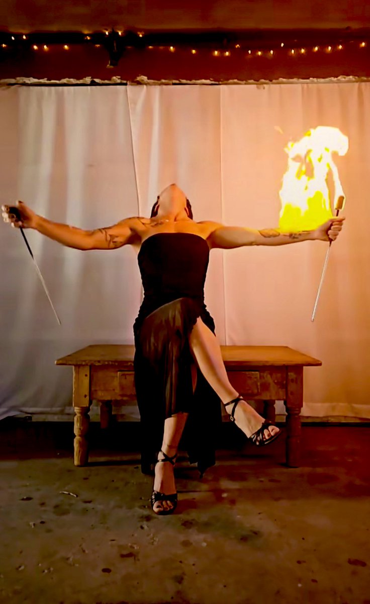 أنزع أَصفاد الليل..
 لا.. لا... 
هِي ليست حنجرتي
بل مأتى شُهُبٍ تَسللت منها الآمَال..
بَعْد التحام الندرة مع جزيلَات الشُّكْر…
كي تُعِد هُتَافا يليق بِاسمك.

#لبنى_داود