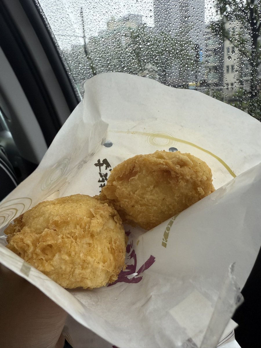 miii_des's tweet image. #HYUNDAI #INSTER presents Amazing Drive Report🎤

今日は浅草へドライブ🚘💨
雨でもインスターの走りは楽しい！
浅草寺では凶のおみくじを引いてしまいましたが、大変な賑わいの仲見世では熱々のあげまんじゅうと人形焼をGET🔥美味しかったです☺️
#想像より相当楽しい
#lovelyday847 #FMヨコハマ