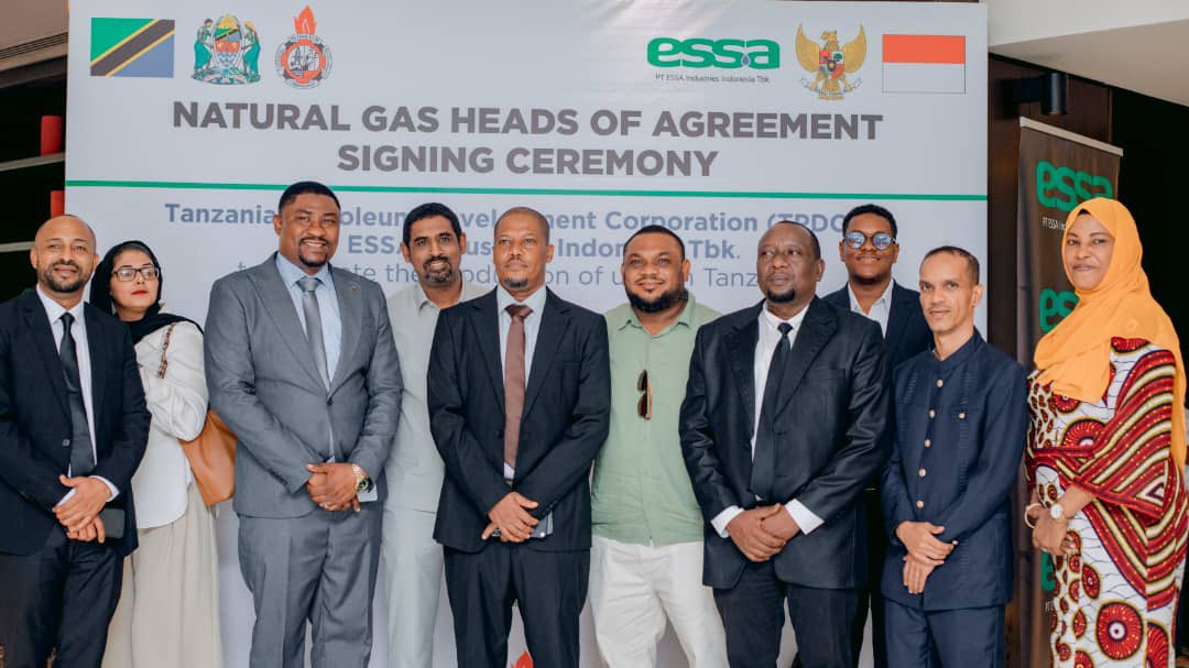 Kituo cha Uwekezaji Tanzania (TIC) kimeshiriki hafla ya uwasilishaji na utiaji saini wa makubaliano ya biashara ya gesi asilia kati ya Shirika la Maendeleo ya Petroli Tanzania (TPDC) na Kampuni ya PT ESSA Industries kutoka Indonesia.

Makubaliano haya yanayolenga kuimarisha