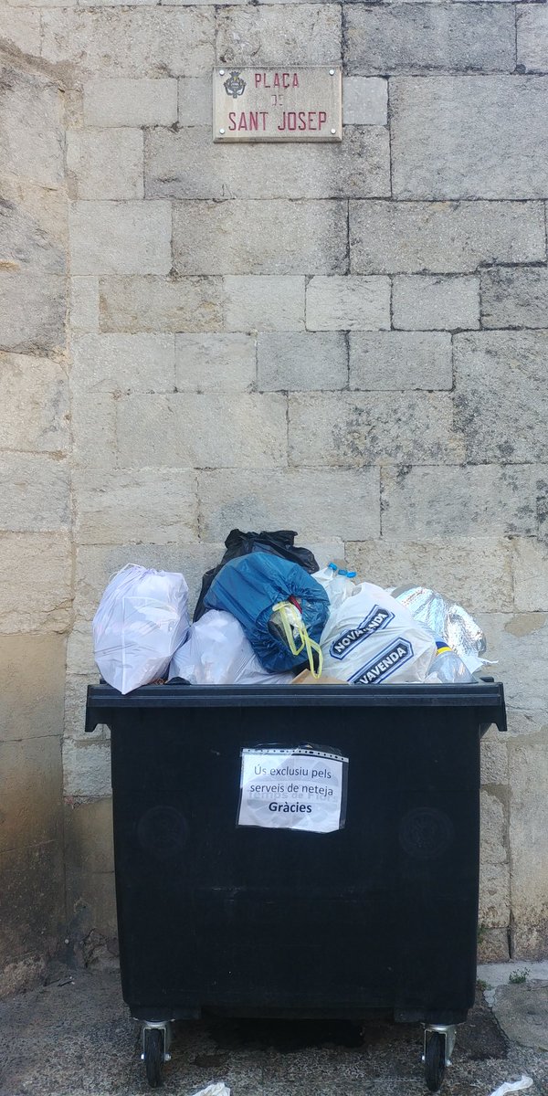 jferrergo's tweet image. Bon dia @Girona_Cat Des que va acabar #tempsdeflors que a l'@AHGirona tenim aquest veí. Si us plau, podeu fer net? Gràcies