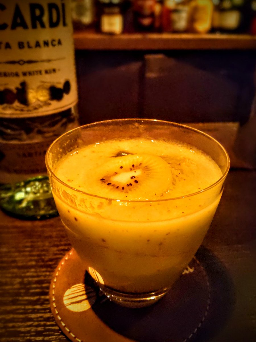 sancristobalkb's tweet photo. 2025-05-30　15時オープンです
18時まではノーチャージ
ラムをはじめお茶珈琲だけでもお気軽にどうぞ！

キウィフルーツのカクテルです
甘酸っぱい果肉感たっぷりです
もちろんベースはラムです

それでは本日も24時までよろしくお願いいたします

#三宮バー #ラム酒  #ハイボール #フルーツカクテル https://t.co/6EJZZWhiMN