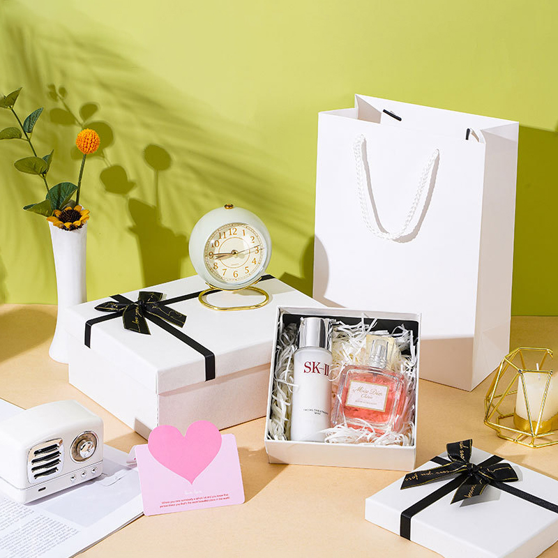 jialanpackage's tweet image. 💥White and black, the top color matching for customized brand packaging
Jialan Package hot-selling customized skin care gift box perfume box packaging set is in stock for wholesale, four sizes can be customize
🌐Official website: good-package.com
#giftboxes #GiftBoxDesign