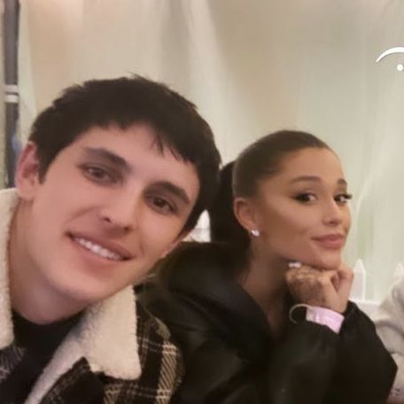 sftynvt's tweet photo. the fact she outshines him SOOO hard effortlessly https://t.co/CyPYg8EpPm