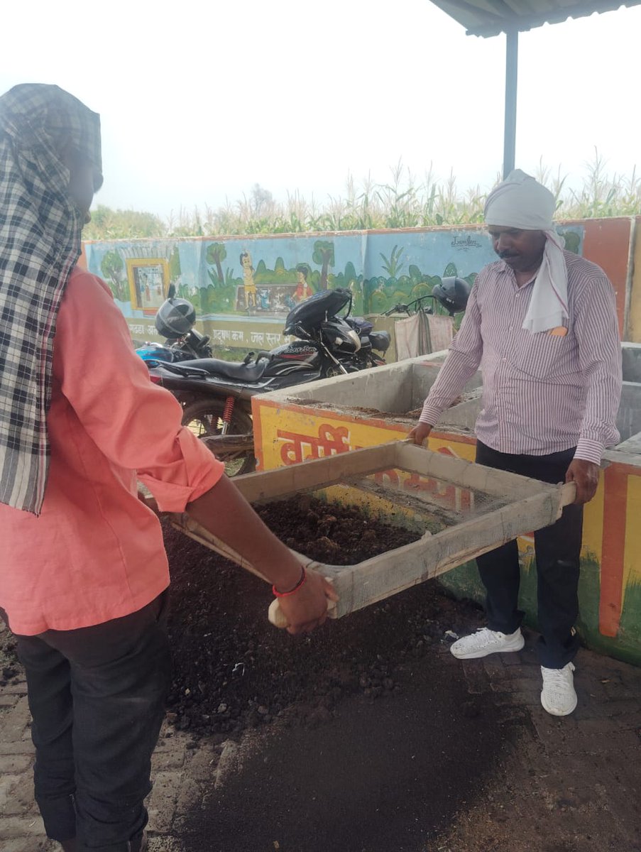 जनपद अलीगढ़ के विकासखंड गंगीरी की ग्राम पंचायत धनसारी स्थित RRC सेंटर पर तैयार वर्मी कंपोस्ट को पृथक कर नई खाद निर्माण की प्रक्रिया जारी है। यह पहल सतत कृषि और स्वच्छता को एक नई दिशा दे रही है।

#SwachhBharatMission #Gramin #UttarPradesh #RuralDevelopment