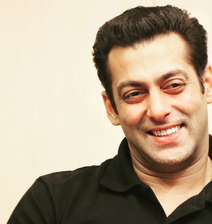 CensorMedia's tweet image. Latest : Malayalam acclaimed director #MaheshNarayanan known for his works #TakeOff ,#CuSoon, #Malik

is planning a movie with #SalmanKhan .

Discussions are under stage.