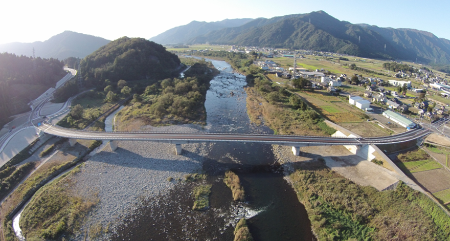 【#今日の橋図鑑】
『勝山恐竜橋』
勝山市街地や恐竜博物館、スキージャム勝山、平泉寺などの観光地へのアクセス道路として、また勝山市内における広域交通体系のネットワークの一部として建設されました👷‍♂️
「勝山恐竜博物館」に行くときは、ぜひこの勝山恐竜橋を通ってみてくださいね🦖　＃橋梁