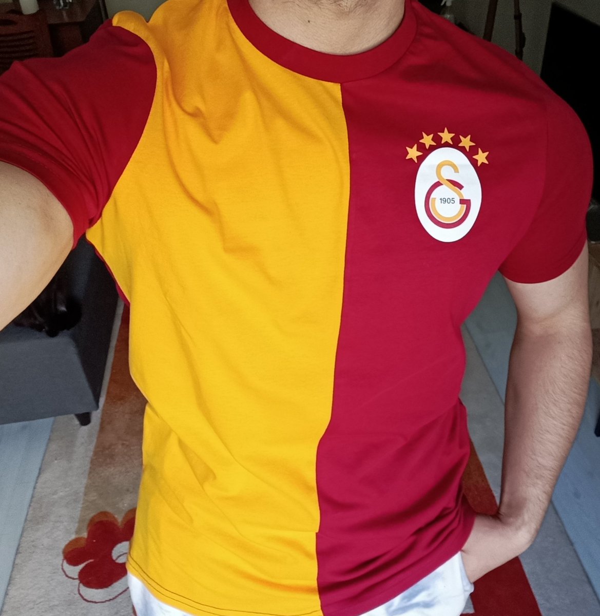 hilmsyr's tweet photo. @onurakahs @Haticerdinnc_ Boşver fonu aga şimdi tişört nası https://t.co/oAMvizst7n