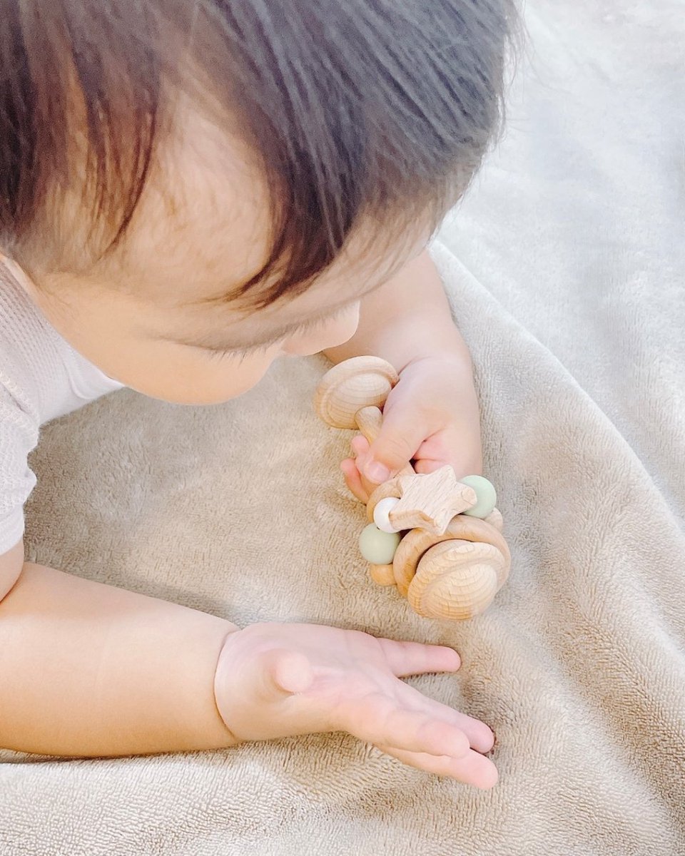 portus_official's tweet image. 揺らすとカラカラッと木の擦れる
優しい音がするラトル👶

優しい木の音のがらがら。
天然木でひとつひとつ丁寧に作られています🧸
接合の紐部分もコットン100％で安心✨
ご出産祝いにもオススメしております😊

#LABRO #ラトル #がらがら
#企業公式相互フォロー