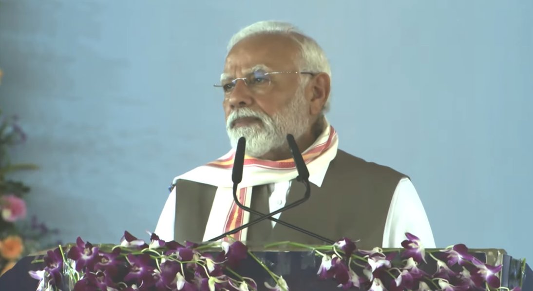 मुंह पर नकाब लगाए, हाथों में बन्दुक थामें नक्सली कब कहां सड़कों पर निकल आएं, हर किसी को ये खौफ रहता था।   

नक्सल प्रभावित गांव में न तो अस्पताल होता था, न मोबाइल टावर, कभी स्कूल जलाए जाते थे, कंही सड़क बनाने वालों को मार दिया जाता था।   

इन लोगों का बाबा साहेब आंबेडकर के
