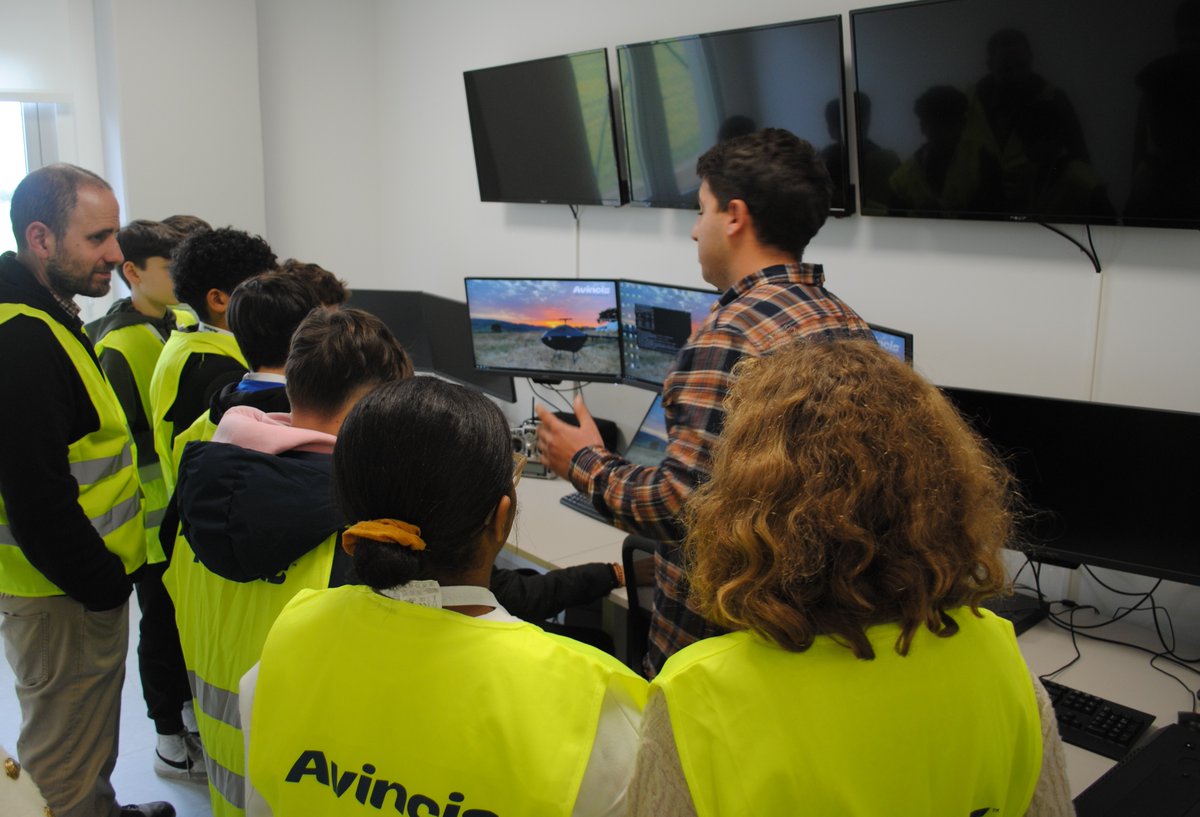 ✈️ Escolares de diferentes centros educativos de #Lugo participaron na actividade “Fly the future” promovida pola <a href="/Xunta/">Xunta de Galicia</a>, <a href="/Avincisglobal/">Avincis</a> e <a href="/intaespana/">INTA</a> co obxectivo de espertar entre o alumnado a vocación polas carreiras STEM (Ciencia, Tecnoloxía, Enxeñaría e Matemáticas).