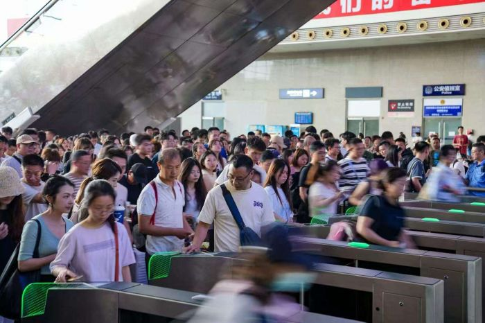 【鐵路端午假期運輸啟動 預計發送旅客8050萬人次】據國鐵集團消息，鐵路端午假期運輸5月30日啟動，自5月30日至6月3日，為期5天，中國全國鐵路預計發送旅客8050萬人次，客流最高峰為5月31日，預計發送旅客1830萬人次。