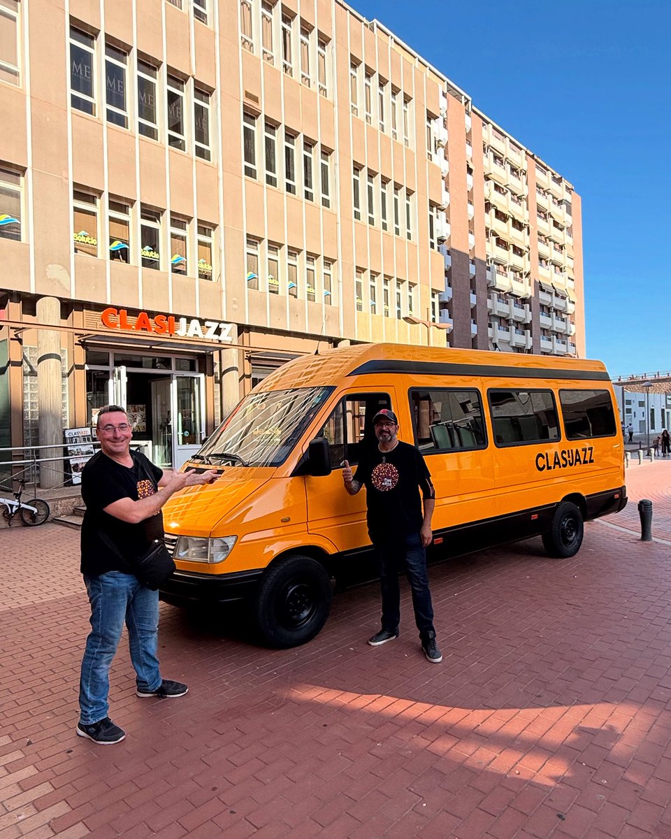 ¡ La Caravana del Amor de Clasijazz vuelve de nuevo !🚐
Recién camperizada para llevar la Cultura y la Ilusión  por el mundo y con su propio camerino incorporado. Qué alegría . 
Nuestro querido Seños Villodres