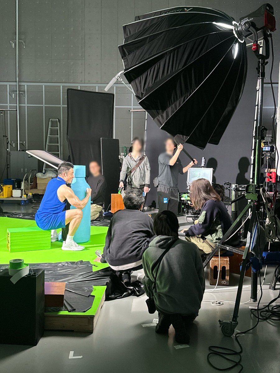 kinnikun0917's tweet photo. 久光製薬さんの「エスカップ」のCM動画に出演させていただいております。

朝にどうでスカッ？

スクワットの一番きつい高さ(スティッキングポイント)で止めての撮影。

動画撮影時は台を置きましたが、写真撮影時はリアルスクワット姿勢でした。

大腿四頭筋、大臀筋にいい刺激が入りました。

他バージョンもこちらからご覧くださいませ。
https://t.co/huWeDAWxFA

パワー
なかやまきんに君
