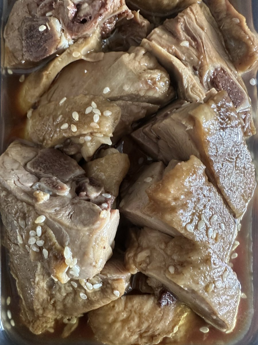 ติ่มซำแอทโฮม สั่งจากหงเป่า ขนมผักกาดนึ่ง ซาละเปา เป็ดพะโล้ ทุกอย่างแพคมาเรียบร้อยฝาน้ำจิ้มปิดสนิทบอกชนิด มีการ์ดใบเล็กจาก ผจก. สาขาเขียนทักทาย