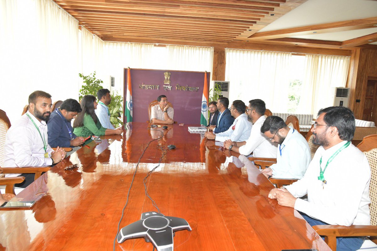 IIS_SGB's tweet photo. The #BharatDarshan culminated on a high note as OTs called on the Chief Secretary of A&amp;N, Shri Chandra Bhushan Kumar. The insightful interaction shed light on the unique governance challenges, opportunities, and rich cultural fabric of the islands. #AndamanAndNicobar https://t.co/1mUX7yN3k3
