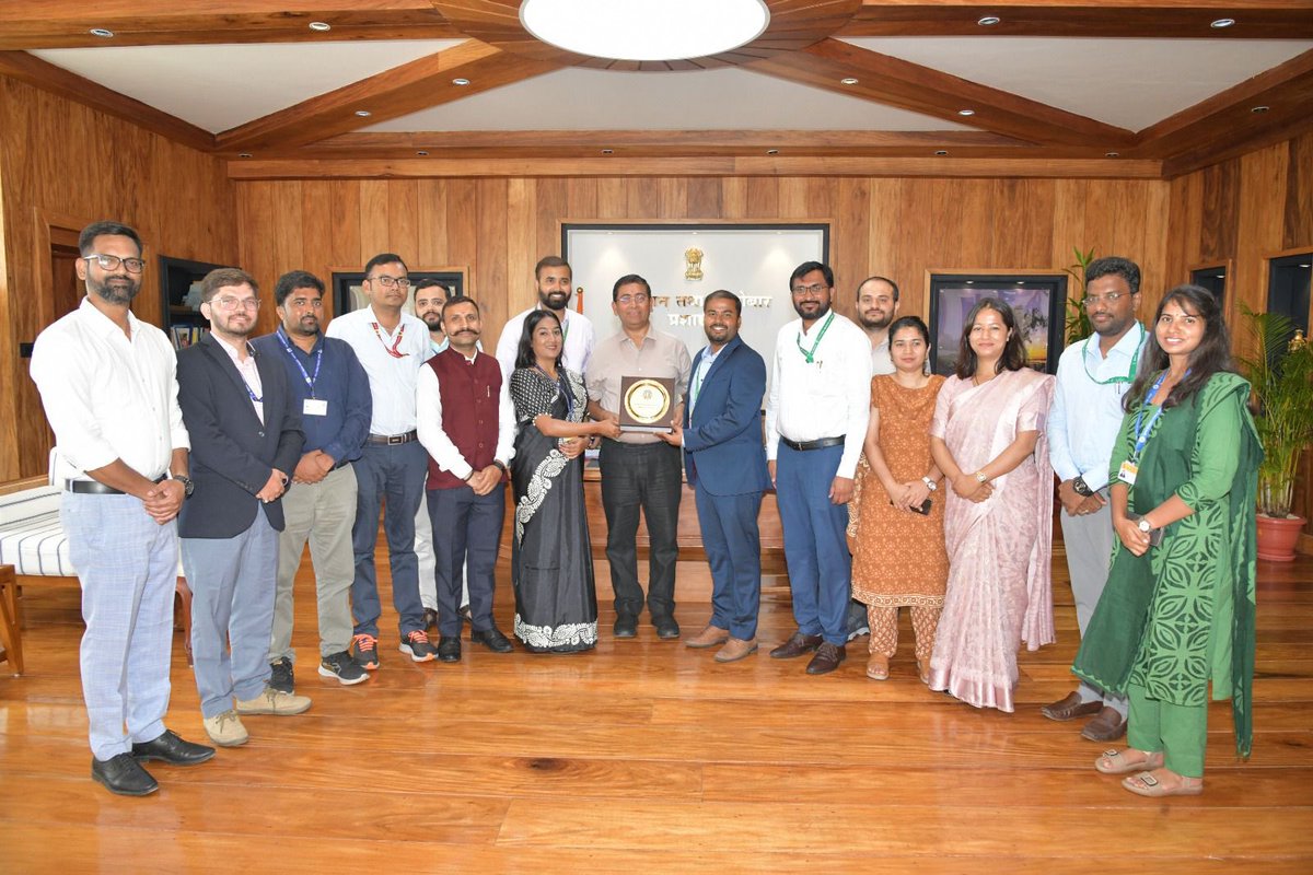 IIS_SGB's tweet photo. The #BharatDarshan culminated on a high note as OTs called on the Chief Secretary of A&amp;N, Shri Chandra Bhushan Kumar. The insightful interaction shed light on the unique governance challenges, opportunities, and rich cultural fabric of the islands. #AndamanAndNicobar https://t.co/1mUX7yN3k3