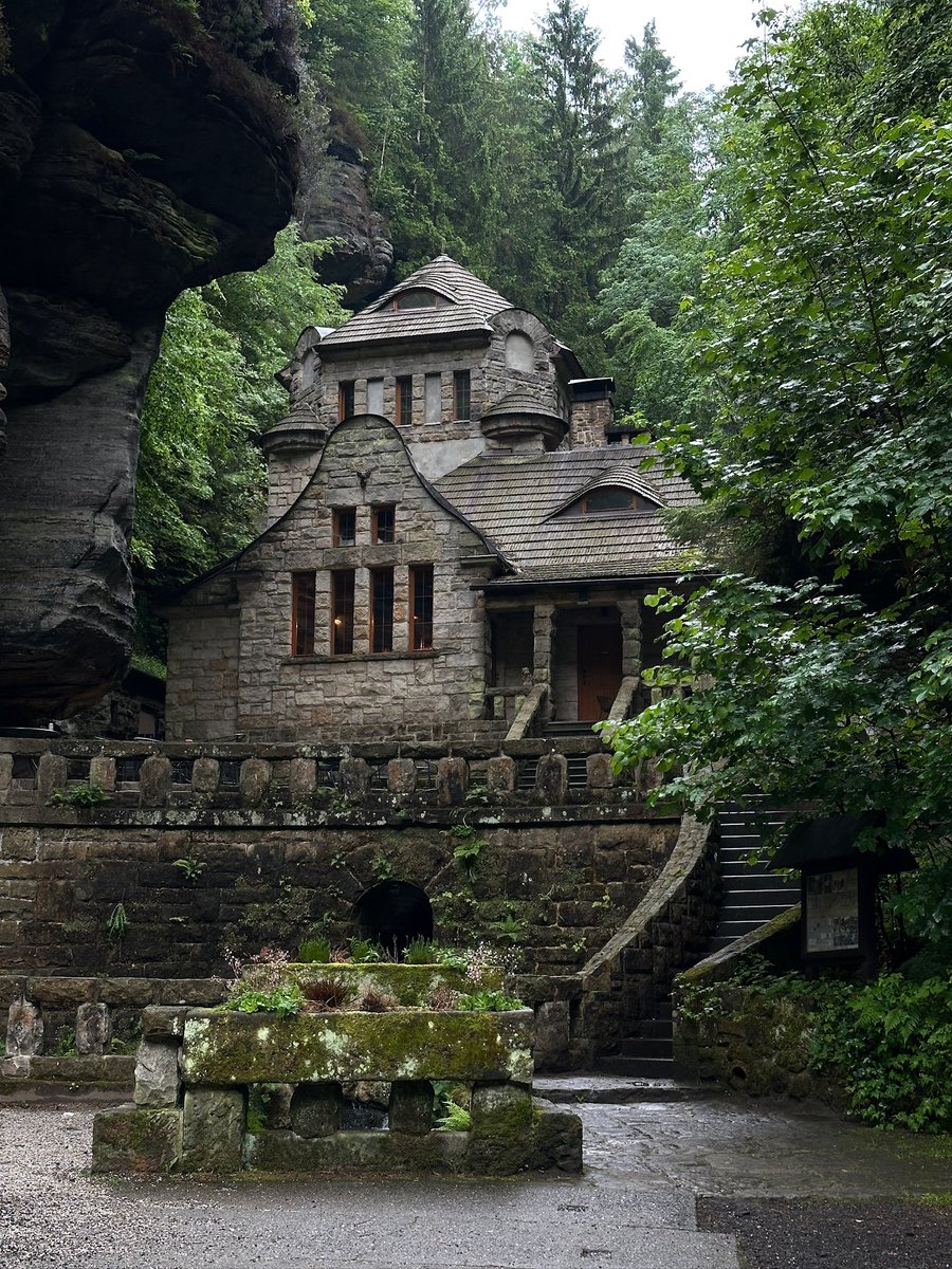 Вот мне и 26 исполнилось!

Укатили в Чехию втроём, несколько дней проведём в хайках по горам и детоксе от бесконечного шквала дел.

Год назад я разобрался с университетом. Забавно, что сейчас я учусь намного больше, чем учился на магистратуре. Фокус сменился с "нужно прочитать