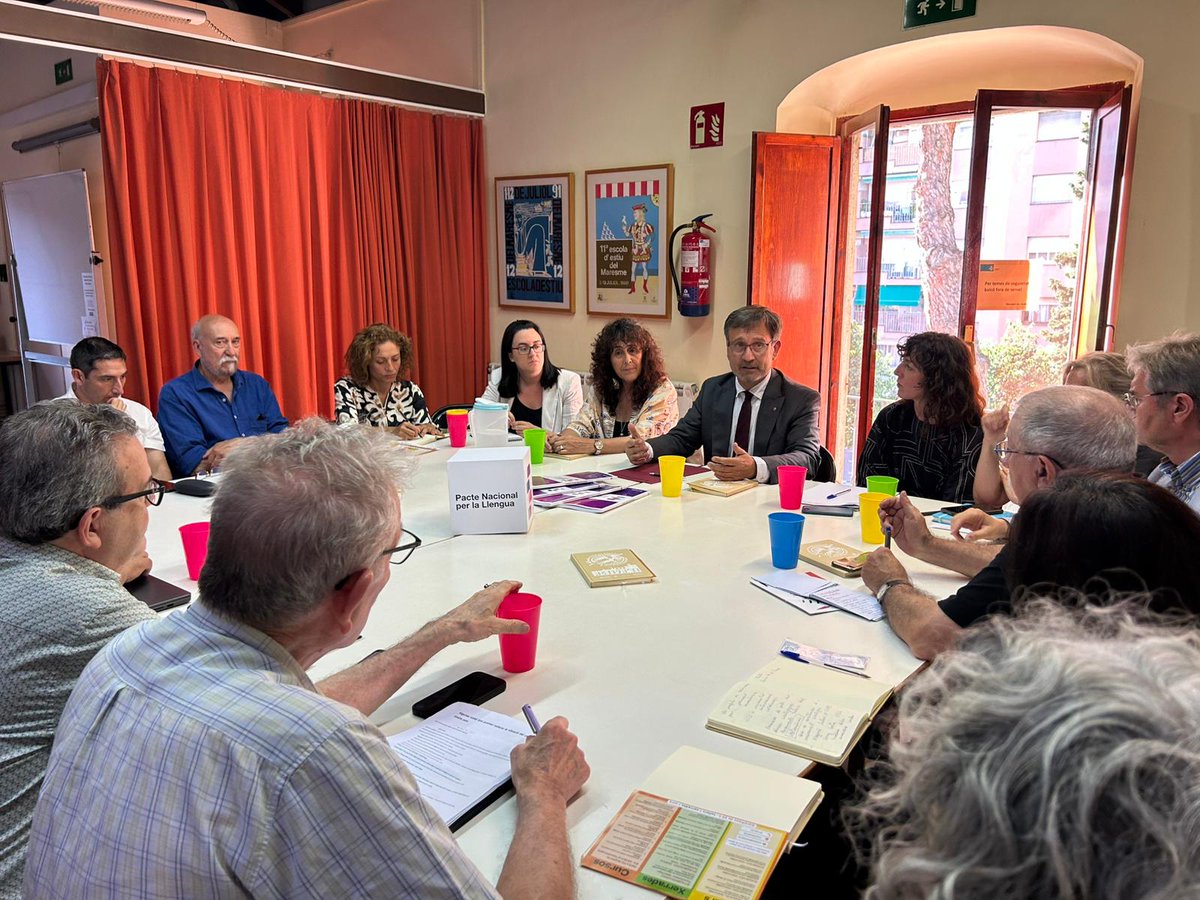 Política Lingüística (@llenguacatalana) on Twitter photo La <a href="/FMRPc/">FMRPedagògica</a>, federació de moviments de renovació pedagògica de tot Catalunya, s’ha adherit al Pacte Nacional per la Llengua. L'HC <a href="/VilaFx/">F. Xavier Vila</a> els ha emplaçat a col·laborar per renovar metodologies d'immersió, dotar els docents de més formació i fomentar l'ús del català entre iguals. La <a href="/FMRPc/">FMRPedagògica</a>, federació de moviments de renovació pedagògica de tot Catalunya, s’ha adherit al Pacte Nacional per la Llengua. L'HC <a href="/VilaFx/">F. Xavier Vila</a> els ha emplaçat a col·laborar per renovar metodologies d'immersió, dotar els docents de més formació i fomentar l'ús del català entre iguals.