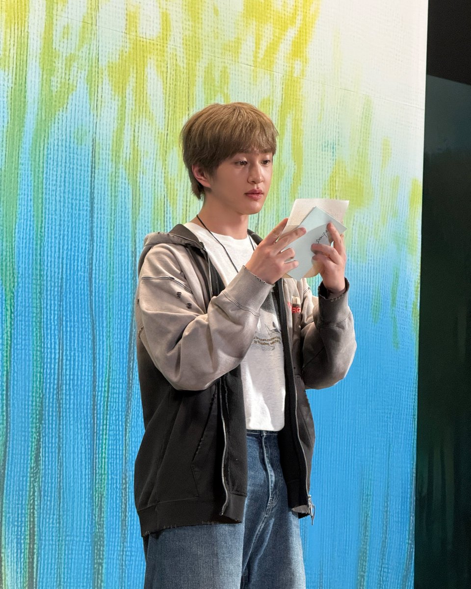 SHINee's tweet photo. 아무도 모르는 Paradise

#ONEW #온유    
#SHINee #샤이니 
#PoetlArtist #SHINee_PoetlArtist https://t.co/b84SKeiPJV
