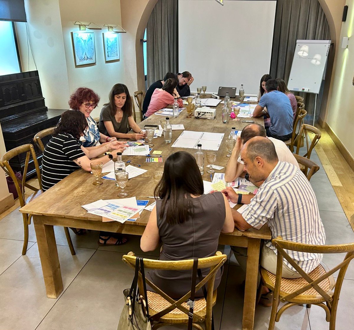 La Fundació Orienta inicia el camí cap al nou Pla Estratègic 2026-2027 🎯

📅Direcció, Caps de servei i Referents d’Àrea s’han reunit en una jornada de reflexió estratègica amb un objectiu comú: definir conjuntament les línies i prioritats del nou Pla Estratègic 2026-2027.