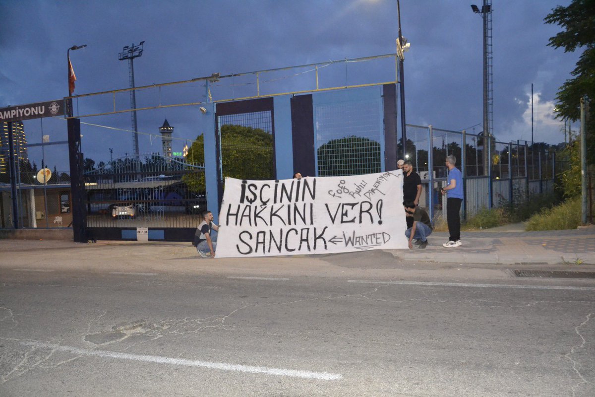 Adana Demirspor AŞ yönetim kurulu başkanı  Murat Sancak'ı protesto eden kulüp çalışanları aylardır maaş alamadıkları gerekçesiyle tesisler önünde eylem yaptı. "İşçinin hakkını ver Sancak" yazılı pankart taşıyan kulüp emekçileri isyan etti.
