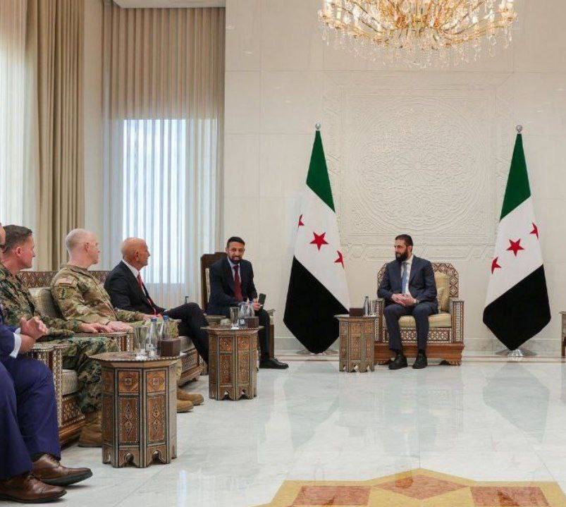 رئيس النظام السوري محمد الجولاني يستقبل قيادات الجيش الأميركي في القصر الجمهوري في دمشق .

صب عمي صب
#لا_للهیمنه_الصهیونیه