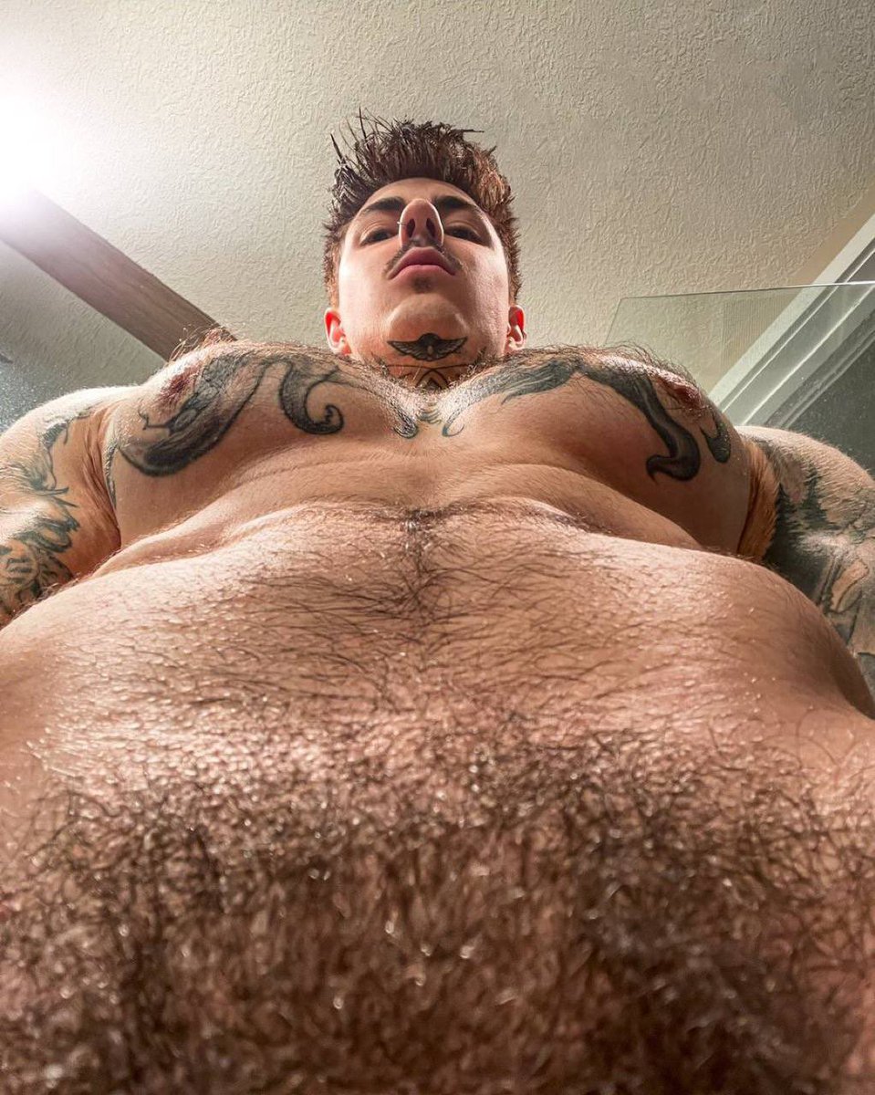 Así empezamos el día y así debemos terminarlo… con la boca llena, de rodillas, admirando la Superioridad del Amo, alabándolo con nuestra lengua, mostrándole nuestro respeto, agradeciendo que nos tenga sometidos…