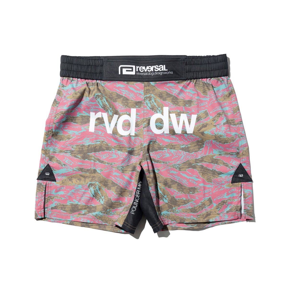 【NEW】「POUNCER CAMO FIGHT SHORTS（SHORT LENGTH / NO POCKET）」
動きやすいショート丈＆試合出場可能なポケットレスのファイトショーツ。獲物を狙うヤマカガシが隠れたシーズングラフィック「POUNCER CAMO」を配した力強い1枚。
rvddw.com/SHOP/rv25ss602… #rvddw