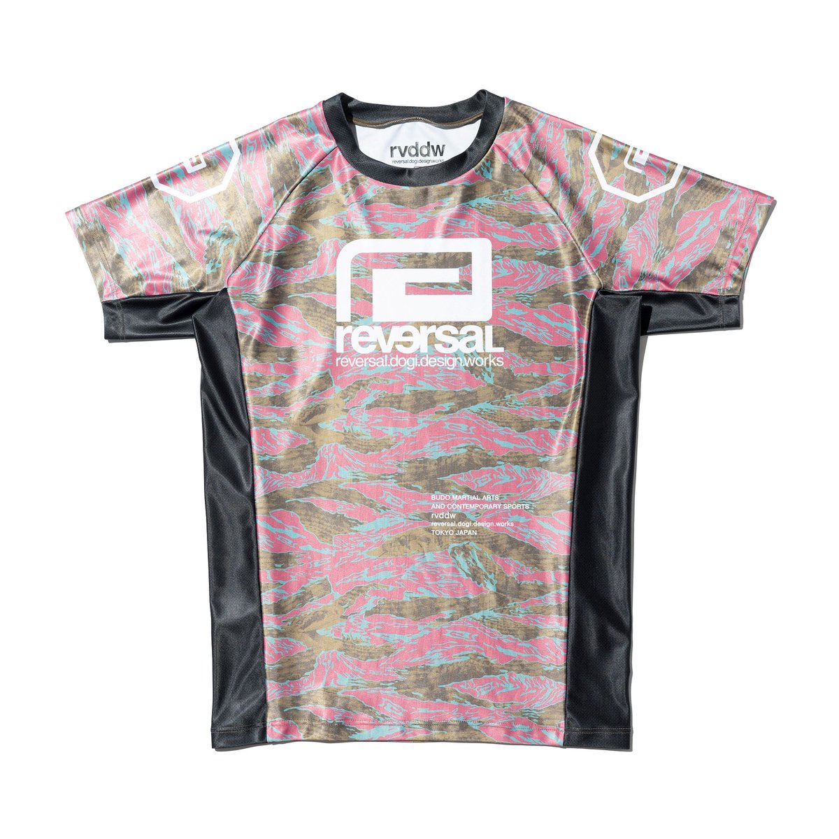 【NEW】「POUNCER CAMO SHORT RASH GUARD」
4WAYストレッチかつ、接触冷感素材の半袖ラッシュガード。獲物を狙うヤマカガシが隠れたシーズングラフィック「POUNCER CAMO」を配した力強い1枚。
rvddw.com/SHOP/rv25ss605… #rvddw