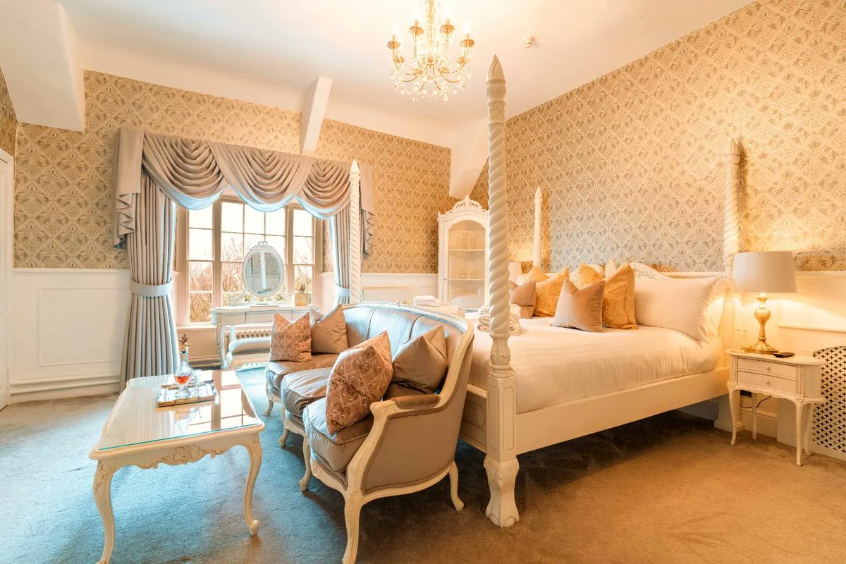 PlasDinas's tweet photo. Our beautiful Lady Armstrong-Jones room is the perfect place to relax before dinner at The Gunroom Restaurant.
https://t.co/5Jntu48kZG
#WelshCountryHouse #Historic #ArmstrongJones #fivestar #aroyalstory #finedining #MichelinGuidegbi https://t.co/jkOyEFYRii