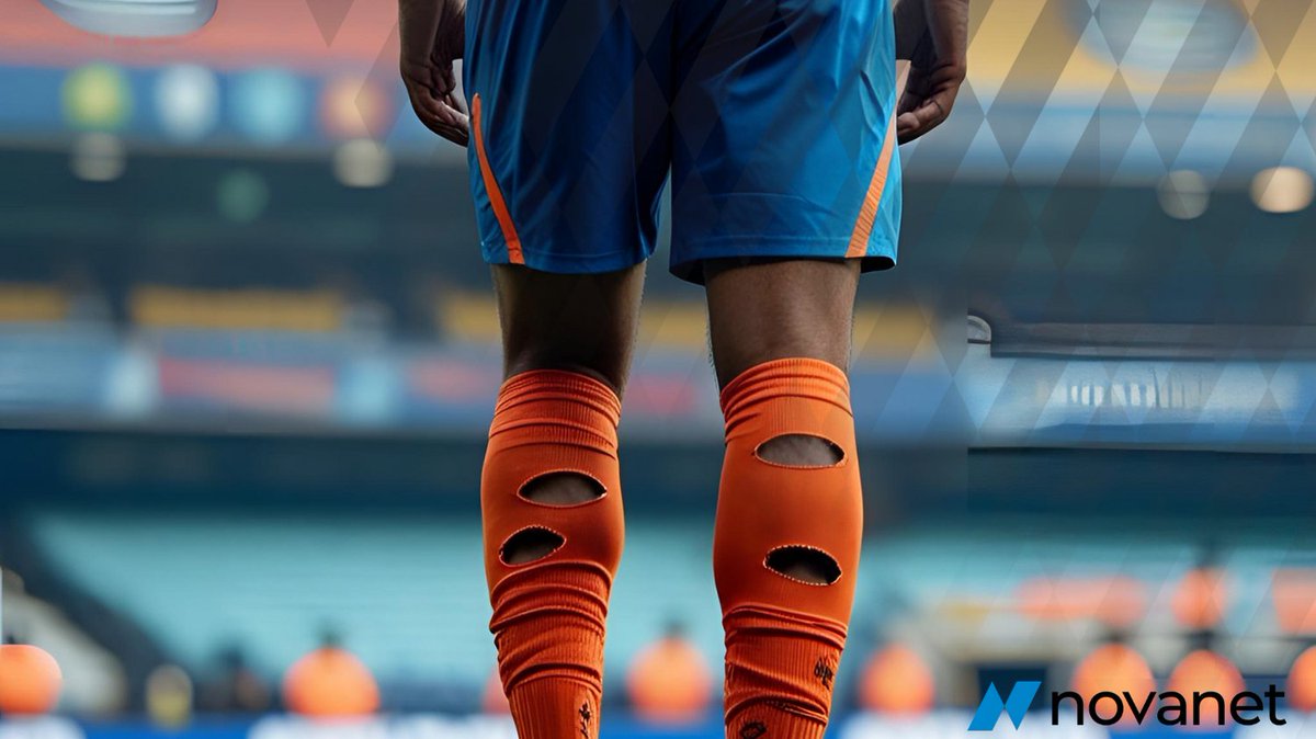 ¿Por qué los futbolistas se hacen agujeros en las medias? 
No es por moda. Es por… ciencia muscular.
Las medias son muy ajustadas y pueden presionar los gemelos, causando calambres, fatiga y molestias. Los agujeros alivian la tensión, mejorando la circulación y el rendimiento.