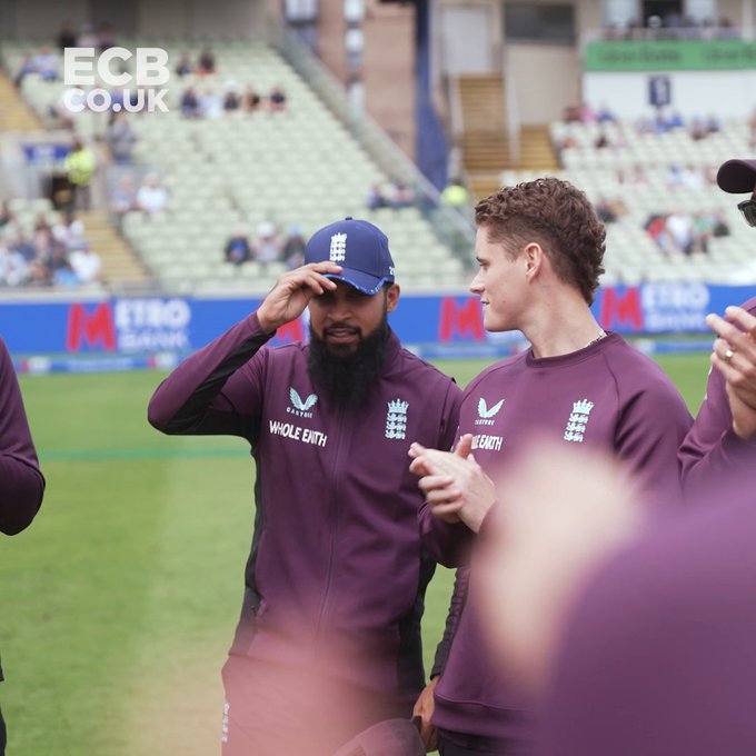 Jos Buttler presents Adil Rashid with his 150th ODI cap 🧢 📹 Credits: Twitter/englandcricket