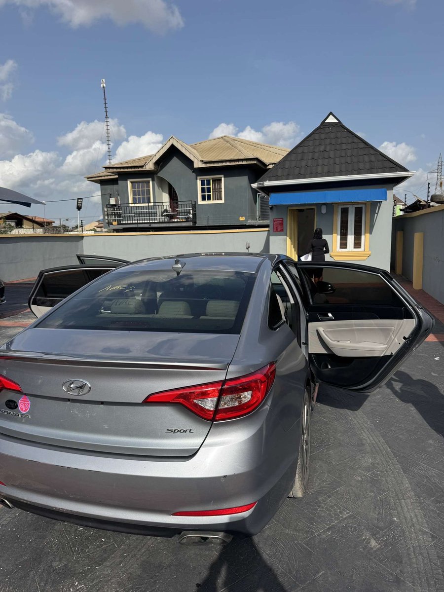 YemiFirstson's tweet photo. Hyundai 2015 Sonata Sport
Thumb start | Toks standard.
Reverse camera with its mirror sensors 💯
#16.5m
LAGOS 📍 https://t.co/MyzhbhnZSq