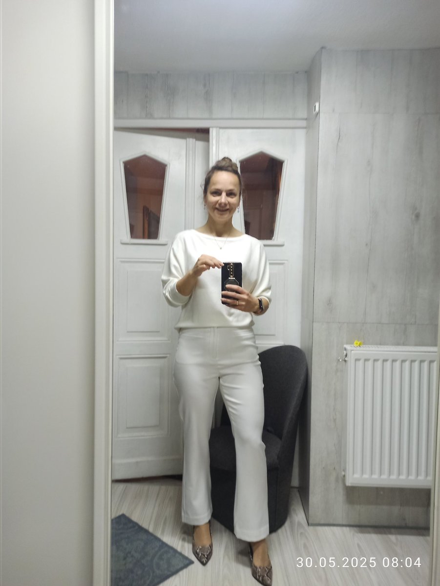 MartaPawowicz1's tweet photo. Poranne rozmowy małżeńskie 👇

👱🏼‍♂️ Wczoraj dres, dziś randkowo 😲
👱🏼‍♀️ Nic nie stoi na przeszkodzie 😘

#outfit #forwork #everydaydifferent #heals 👠 https://t.co/poDfY9rNVO