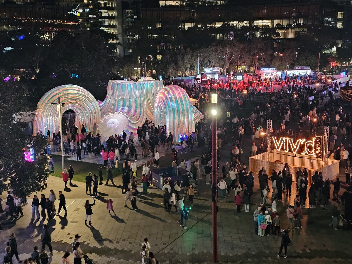 👟 Walking shoes ✔️ 
📸 Camera ✔️ 
🎫 Opal card ✔️

#VividSydney is now hitting its second week with lights across the city, with many places close to public transport! 

With road closures in place to cater to large crowds, plan ahead at transportnsw.info/vivid-sydney
