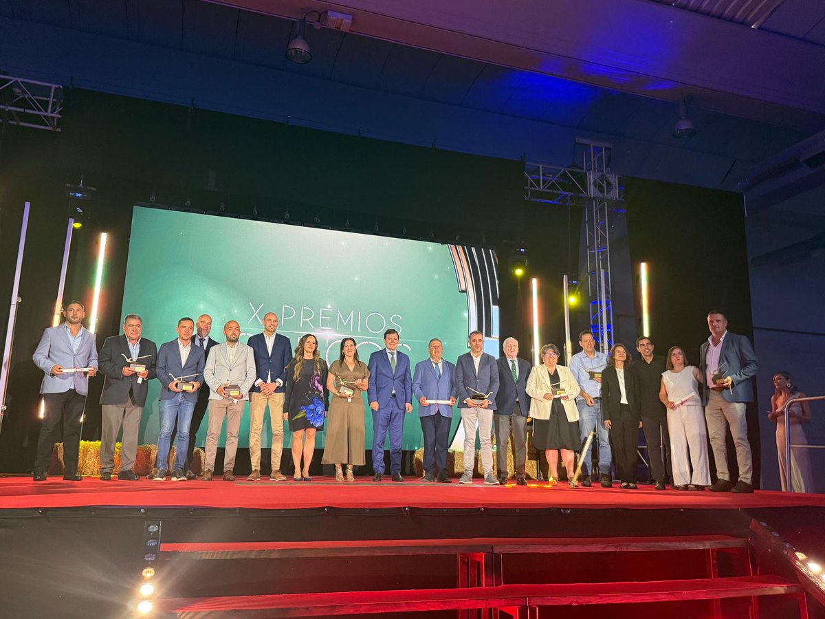 IDForest (@idforest) on Twitter photo 🌱🏆 ¡Premio Surcos a la Mejor Iniciativa Ecológica! Orgullosos de recibir este reconocimiento. Gracias @RTVCyL <a href="/Cristina_Carro/">Cristina Carro</a> <a href="/aytobenavente/">Ayto Benavente</a> <a href="/DiputacionZA/">Diputación Provincial de Zamora</a> organizadores y a nuestro equipo. ¡Seguimos apostando por la #innovación y la #sostenibilidad agroforestal! #PremiosSurcos 🌱🏆 ¡Premio Surcos a la Mejor Iniciativa Ecológica! Orgullosos de recibir este reconocimiento. Gracias @RTVCyL <a href="/Cristina_Carro/">Cristina Carro</a> <a href="/aytobenavente/">Ayto Benavente</a> <a href="/DiputacionZA/">Diputación Provincial de Zamora</a> organizadores y a nuestro equipo. ¡Seguimos apostando por la #innovación y la #sostenibilidad agroforestal! #PremiosSurcos