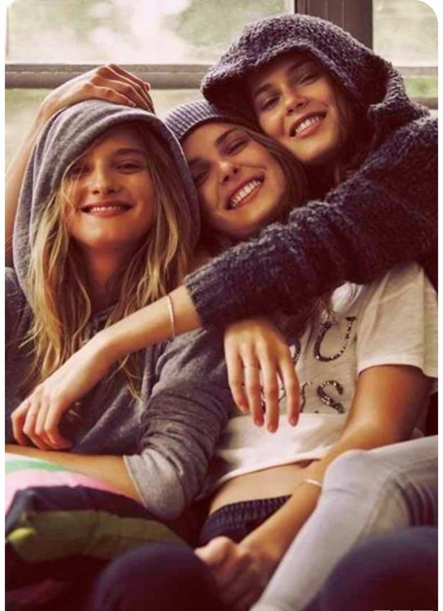 به یک نفر گفتند شما دیوانه اید 
گفت چون ما تعدادمان کم است میگویید که ما دیوانه ایم اگر تعداد مون بیشتر بود اونوقت شما دیوانه بودید !

ولی دیوانگی خوب است
 تنها چیزیست که به خاطرش افسوس نمیخوریم 
دلم دیوانه دیوانگی هاست !

روزتون سرشار از دیوانگی 🥰