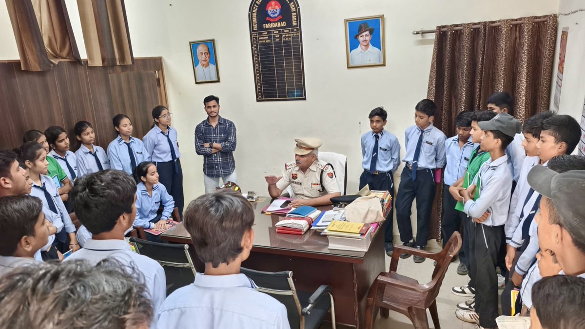 FBDPolice's tweet photo. Today a group of #students (SPC) of GMSSS NIT-3 #Faridabad visited SGM Nagar Police Station. During the visit the students were also given information about #cyber_crime, #traffic_rules, de-addiction and POCSO provisions etc. @DistrictAdm_FBD @police_haryana https://t.co/h7jfpxwPsC